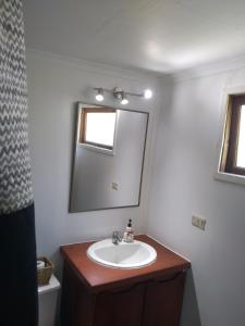 uma casa de banho com um lavatório e um espelho em La Casa Vinilla em Casablanca