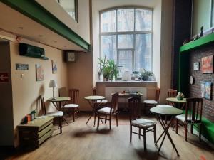 un restaurante con mesas y sillas y una ventana en Hostel Croissant на Павелецкой, en Moscú