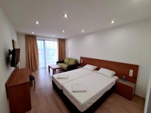 Postel nebo postele na pokoji v ubytování Family Hotel Serenity Palace