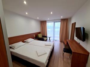 TV a/nebo společenská místnost v ubytování Family Hotel Serenity Palace