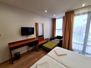 TV a/nebo společenská místnost v ubytování Family Hotel Serenity Palace