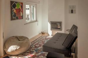 ein Wohnzimmer mit einem Sitzsack und einer Couch in der Unterkunft Cascais Twin Apartments - Daydream PT in Cascais
