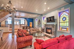 TV a/nebo společenská místnost v ubytování 16 Mi to Camelback Resort Getaway with Game Room