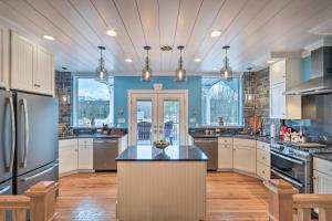 Kuchyň nebo kuchyňský kout v ubytování 16 Mi to Camelback Resort Getaway with Game Room