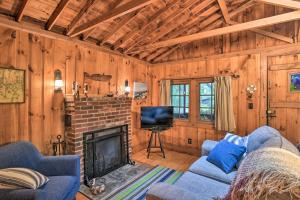 Χώρος καθιστικού στο Sprucewold Boothbay Harbor Cottage with Deck