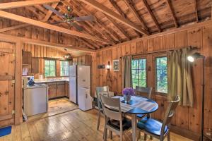 Η κουζίνα ή μικρή κουζίνα στο Sprucewold Boothbay Harbor Cottage with Deck