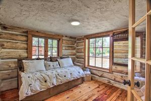 Χώρος καθιστικού στο Snow Pine Retreat - Remote Crescent Log Cabin!