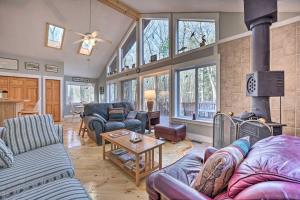 Χώρος καθιστικού στο Spacious Family Escape Walk to Lake Michigan!