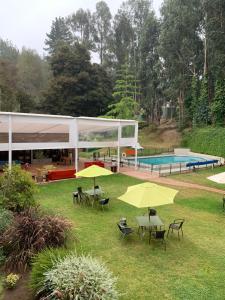 The swimming pool at or close to Hotel Bosque de Reñaca