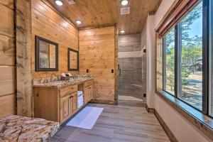 Bilik mandi di Broken Bow Lazy Dog Lodge with Hot Tub, Pool Table +31 gambar