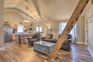 ein Wohnzimmer mit Sofas und eine Küche in der Unterkunft Creek-View Getaway with Deck, Yard, and Fire Pit! in Summerville