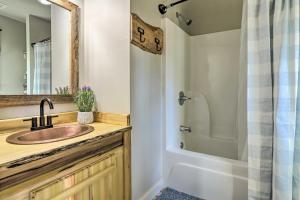 een badkamer met wastafel en douche bij Creek-View Getaway with Deck, Yard, and Fire Pit! in Summerville +16 foto's