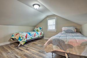 Un pat sau paturi într-o cameră la Creek-View Getaway with Deck, Yard, and Fire Pit!