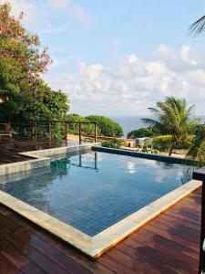 une piscine avec vue sur l'océan dans l'établissement Pousada Recanto, à Fernando de Noronha