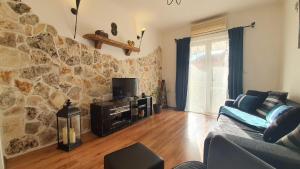 TV a/nebo společenská místnost v ubytování Apartments Angir + 24 fotografií