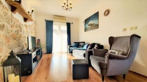 TV a/nebo společenská místnost v ubytování Apartments Angir