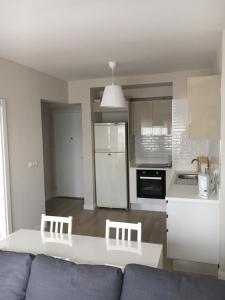 een woonkamer met een bank en een keuken bij Квартира в Анталии in Antalya