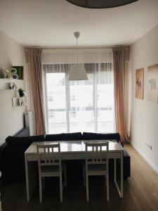 een woonkamer met een bank en een tafel en stoelen bij Квартира в Анталии in Antalya