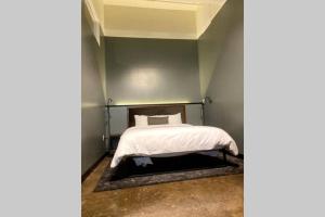 een kleine slaapkamer met een bed in de hoek bij 3E-*Renovated* 5 min to UPMC Shadyside, sleeps 6 in Pittsburgh