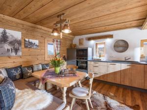uma cozinha e sala de estar com tecto em madeira em Chalet Hüttenzauber em Kirchberg in Tirol