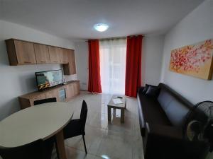 un soggiorno con tavolo e divano di Side Sea View Porto Paolo A a San Pawl il-Baħar