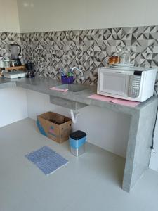 Studio em Arraialにあるキッチンまたは簡易キッチン