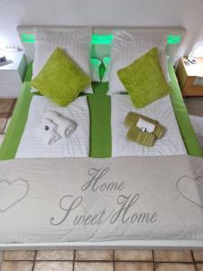 a bed with a sign that reads home sweet home at Apartment H2 Düsseldorf in Düsseldorf