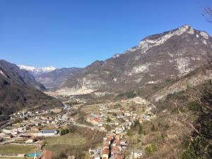 une ville dans une vallée avec des montagnes en arrière-plan dans l'établissement La Casa dei Gelsomini, à Arsiero