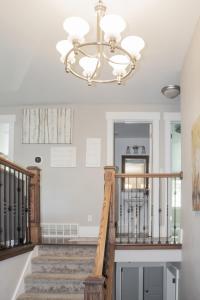una escalera con una lámpara de araña en una casa en Family Friendly Home - Utah Valley Sanctuary en Orem