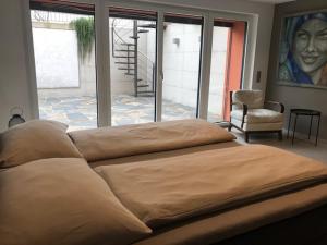 un grande letto in una stanza con una grande finestra di Blue River a Losone