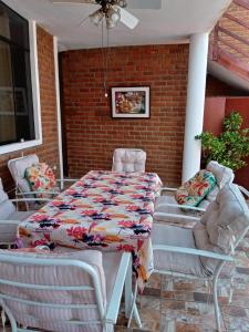 un patio con mesa y sillas en Punta Mero House, en Tumbes