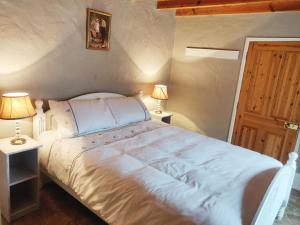 Postel nebo postele na pokoji v ubytování Glenkeel Cottage