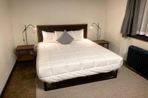 1 dormitorio con 1 cama grande con sábanas y almohadas blancas en 3E-*New* 5 min to UPMC Shadyside, sleeps 4 en Pittsburgh