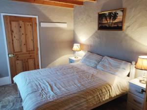 Postel nebo postele na pokoji v ubytování Glenkeel Cottage