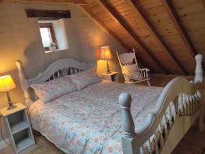 Glenkeel Cottage tesisinde bir odada yatak veya yataklar