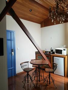 a table and chairs in a kitchen with a staircase at Suite Tomaz Gonzaga in Ouro Preto