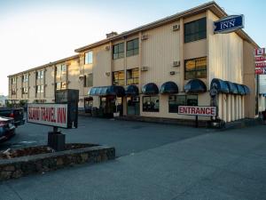 een groot gebouw met een bord ervoor bij Island Travel Inn in Victoria