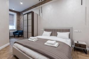 Кровать или кровати в номере Rynok Square apartment 2