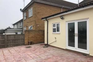 KentにあるThe Dartford Five Bedrooms Attractive Houseの大きな引き戸付きの戸建て住宅