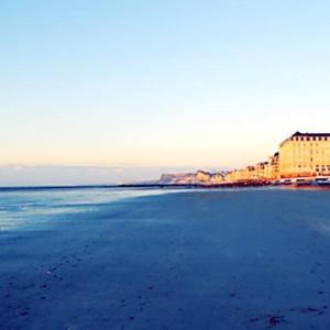 a view of a beach with buildings and the ocean at Pied à terre Wimereux à 2 pas de la plage et du centre in Wimereux