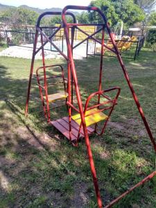 een lege schommel in een park bij Cabañas Brisas Del Mirador in Bialet Massé