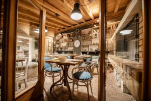 a restaurant with a table and chairs and a clock at Boutique B&B Mali Pariz in Crikvenica