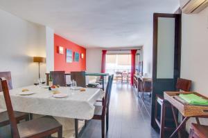 een eetkamer met een witte tafel en stoelen bij Lighthouse Altea in Altea