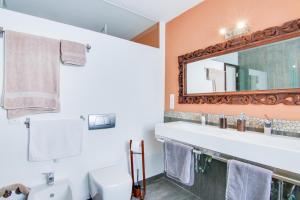 een badkamer met een wastafel en een spiegel bij Lighthouse Altea in Altea