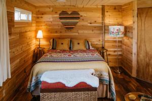 Voodi või voodid majutusasutuse Dungeness Bay Cottages toas