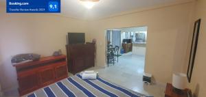uma sala de estar com um tapete azul e branco em Departamentos muy cercanos al aeropuerto T2 wifi free em Cidade do México