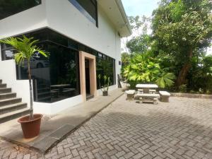 a patio with a picnic table and a building at Suite 9, Manuel Antonio in Quepos