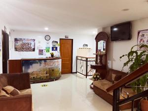 a living room with a fireplace and a tv at Hotel Mirador de Santa Bárbara in Socorro