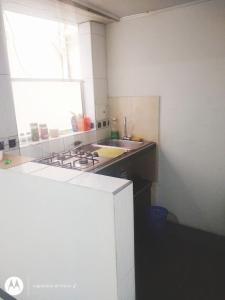 Dapur atau dapur kecil di Hospedaje Room's El Dorado