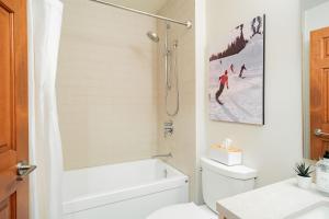 Uma casa de banho em Sunpath by Outpost Whistler